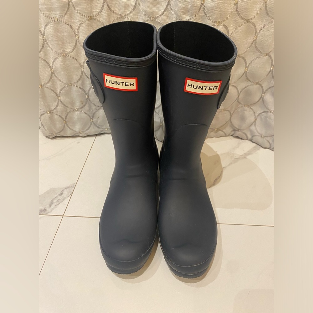Hunter original short rain boots, size 9, navy blue